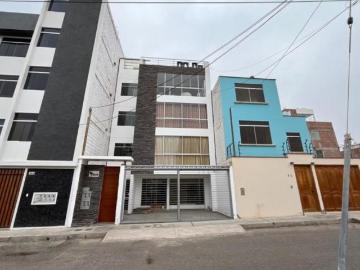 Casa de 3 pisos en Condominio con piscina