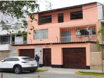 Casa de 3 Pisos en Cercado de Lima: 338 m² Frente a Parque La Luna