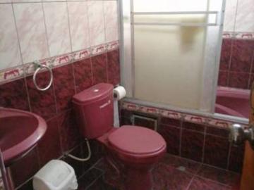 Casa de 3 Pisos en buena zona Mangomarca