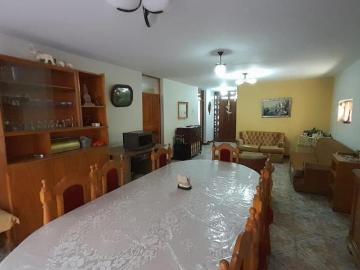 Casa de 3 pisos en urb. De Cerro Colorado cerca a la Avenida Ejercito