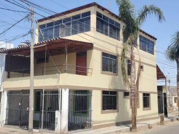 Casa De 3 Pisos En Venta En La Urbanización Las Palmeras