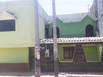 Casa de 3 pisos frente a la Panamericana Norte La Libertad