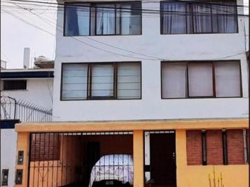 Casa de 3 pisos frente a parque
