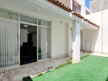 ¡Casa de 3 pisos ideal para familia grande o inversión en La Perla!