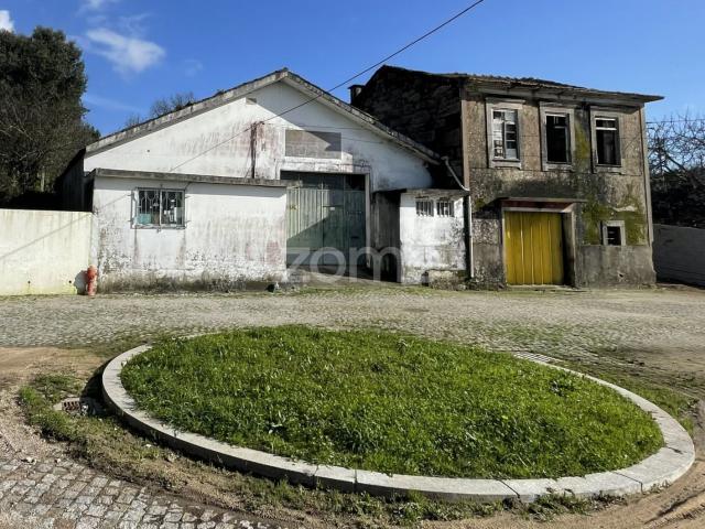 Casa de 3 quartos para reforma e um galpão em Nogueira da Maia