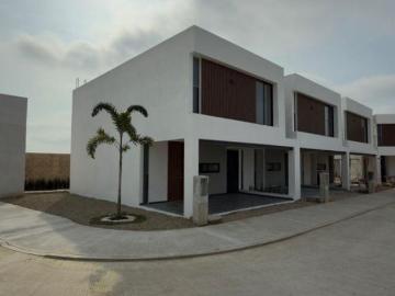 Casa de 3 recámaras con baño cada una en privada