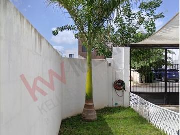 Casa de 3 recámaras en esquina en venta en fraccionamiento Residencial Esmeralda, en los Héroes, Yucatán