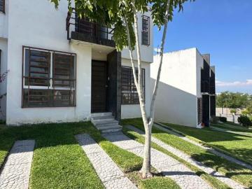 Casa de 3 recamaras y alberca en condominio Xochitepec Morelos