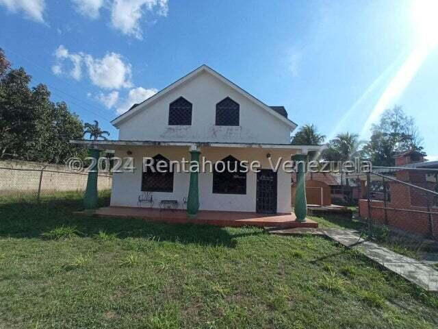 Casa de 457 m2 y terreno de 2500 M2 las Morochas San Diego Carabobo Desiree Castillo Rentahouse