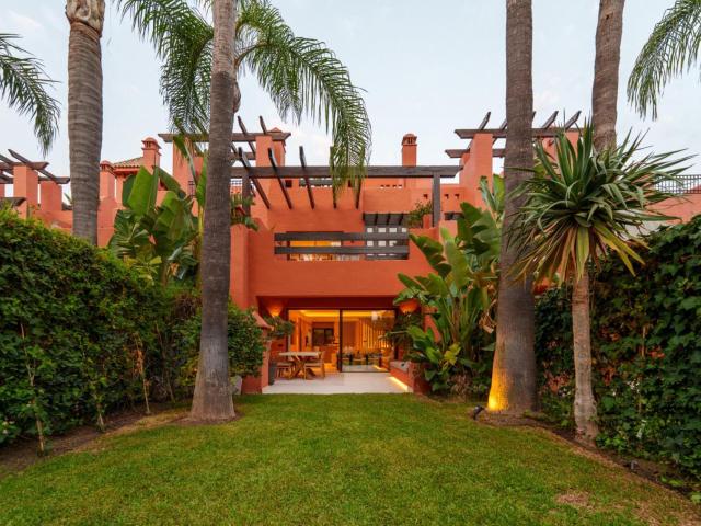Casa de 4 dormitorios totalmente reformada en venta en Altos. 217m² Marbella