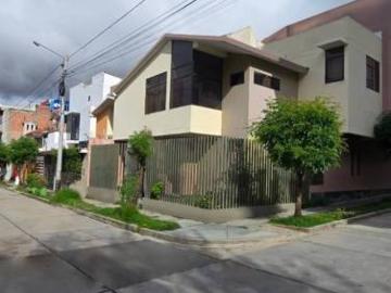 Casa de 4 Pisos con 6 dorm en la exclusiva Urb. La Merced – Hyo