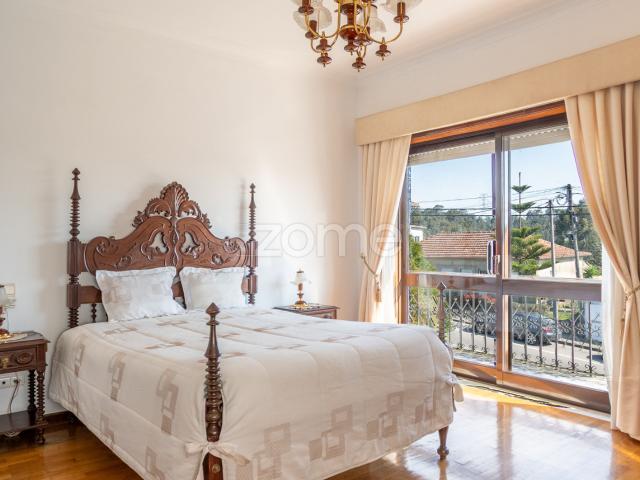 Casa de 4 quartos com loja comercial