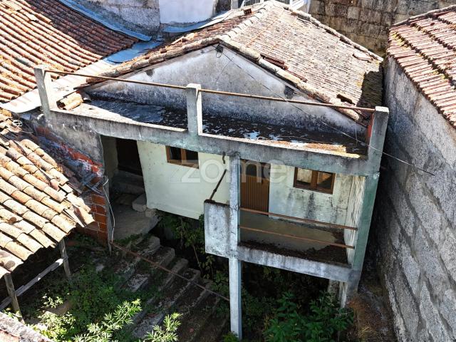 Casa de 4 quartos necessitando de reforma em Chaves