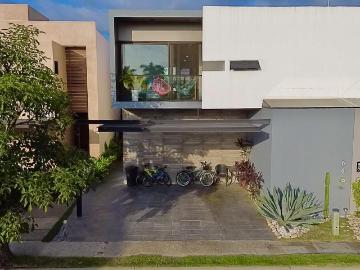 Casa de 4 rec, 5 baños, Fraccionamiento Ikal