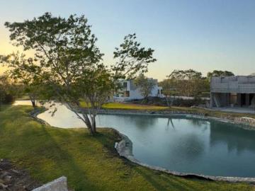 CASA DE 4 RECAMARAS CON ALBERCA Y VISTA AL LAGO EN PRIVADA ALTOZANO EN ESQUINA