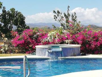 Casa de 4 recamaras en area de playas. Gated community