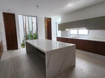 Casa de 659 m2 de construcción en Privada con Amenidades en Mérida