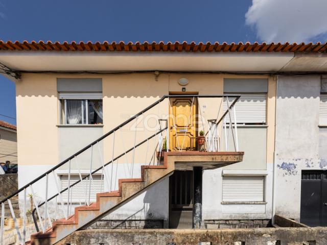 Casa de 9 quartos com pátio para reformar em Dume Braga