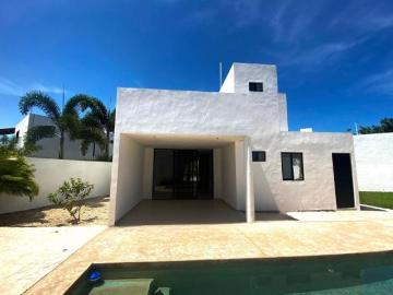 Casa dentro de privada de 3 recámaras, con alberca y family room