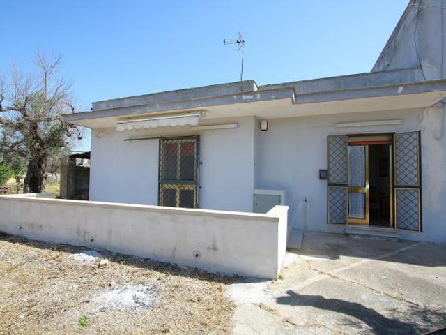 Casa di campagna e ampio deposito a pochi minuti dal centro