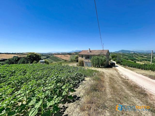 Casa di campagna in Contrada San Gregorio