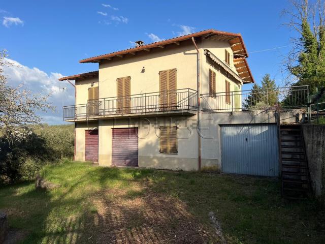 Casa di campagna in vendita di 117 m² in Via Cortonese