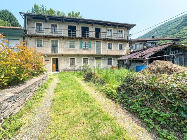 Casa di campagna in vendita di 136 m² in Via Peroni, 2