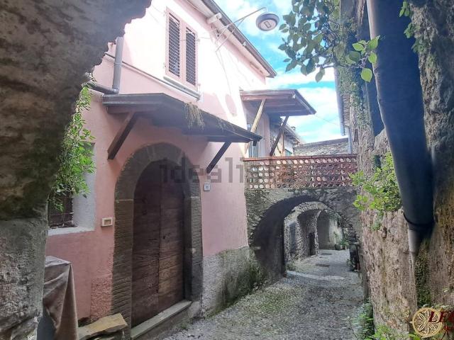 Casa di campagna in vendita di 140 m² in Via Giuseppe Garibaldi, 4