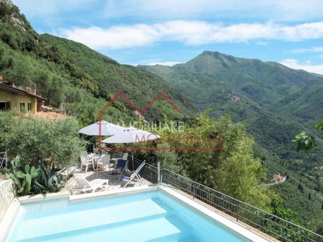 Casa di campagna in vendita di 150 m² in Via Montebello, 55041