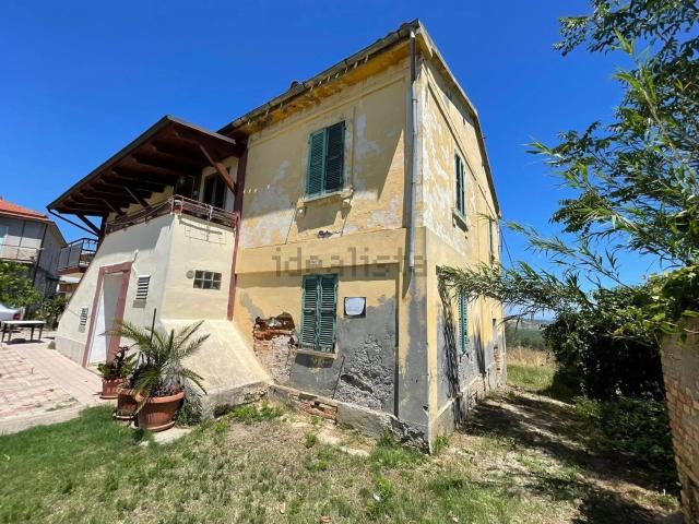 Casa di campagna in vendita di 174 m² in Strada Fonte del Lupo, 67