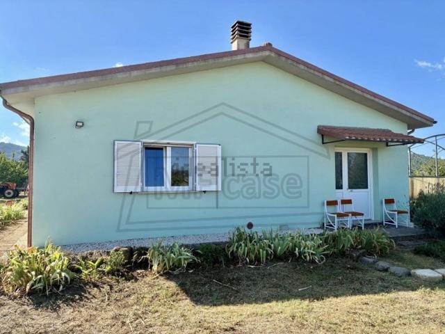 Casa di campagna in vendita di 180 m² in Strada Provinciale Lago di Mezzano