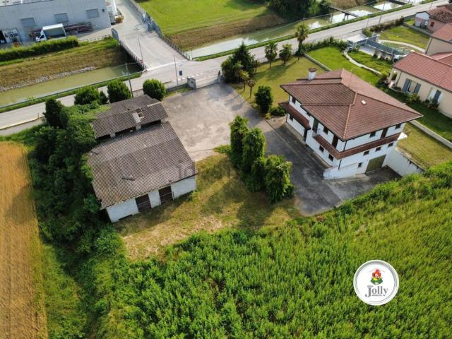 Casa di campagna in vendita di 20959 m² in Via Fiumicello