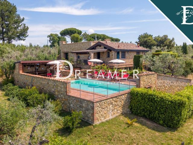 Casa di campagna in vendita di 209 m² in Via Cecinese, 2
