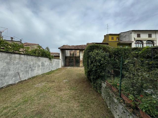 Casa di campagna in vendita di 210 m² in Via delle Fontane