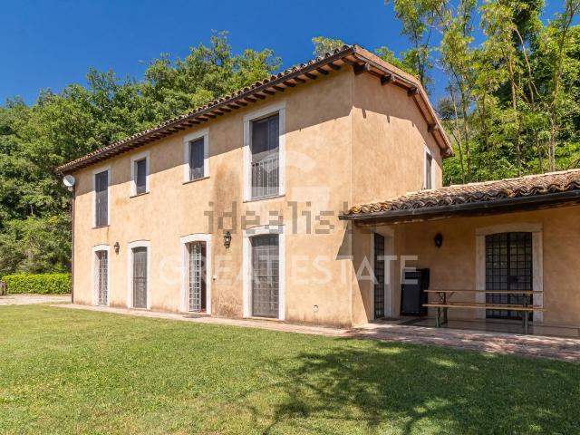 Casa di campagna in vendita di 224 m² in Strada Provinciale Lubrianese