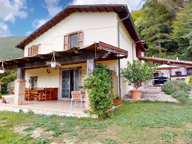 Casa di campagna in vendita di 220 m² in Via dei Frati, 68