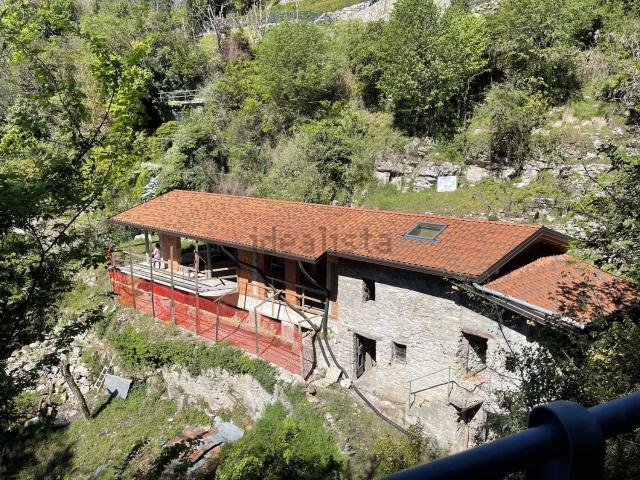 Casa di campagna in vendita di 220 m² in Via della Libertà