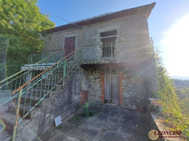 Casa di campagna in vendita di 235 m² in Località Rivazzo, 82