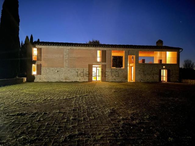 Casa di campagna in vendita di 240 m² in Strada di Santa Regina