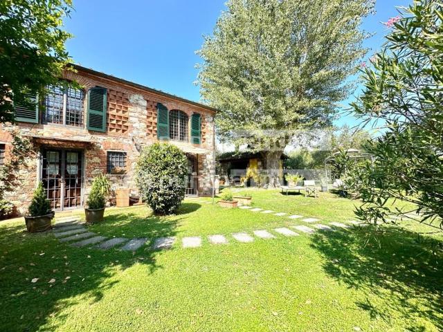Casa di campagna in vendita di 240 m² in Via della Maulina, 55100