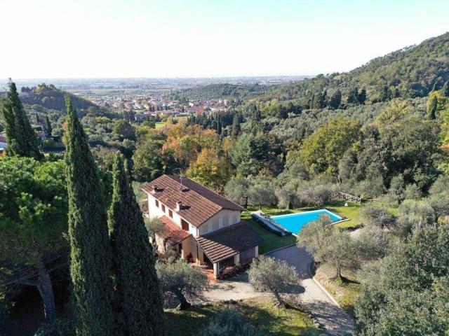 Casa di campagna in vendita di 240 m² in Via di Pradale