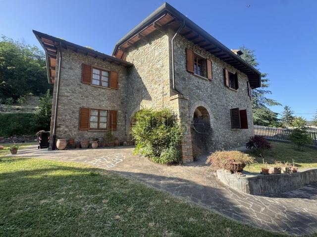 Casa di campagna in vendita di 250 m² in Via della Resistenza, 3