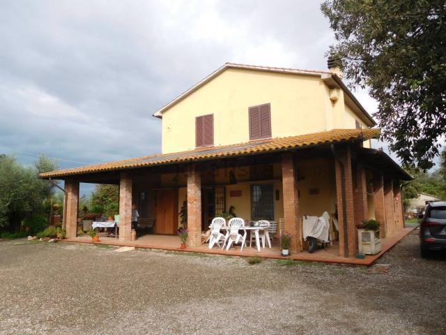 Casa di campagna in vendita di 285 m² in Strada di Quercesecca, 3