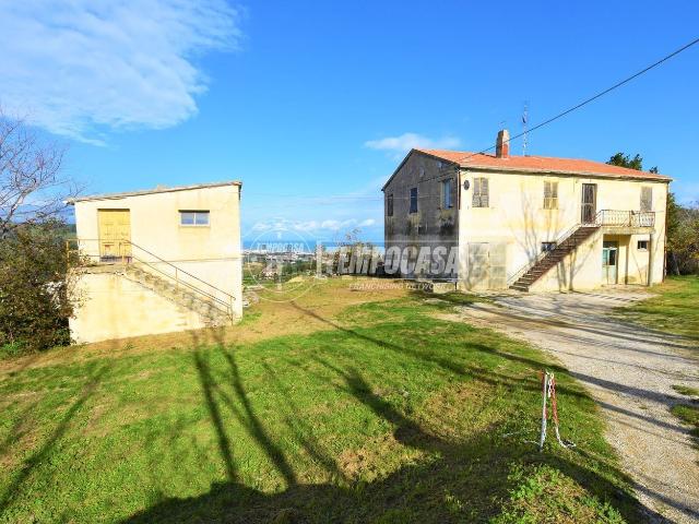 Casa di campagna in vendita di 280 m² in Via Valle Oscura, 15
