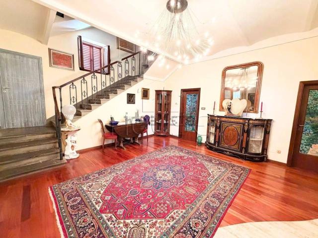 Casa di campagna in vendita di 307 m² in Località Rigutino Ovest, 73