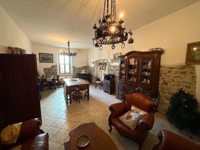 Casa di campagna in vendita di 300 m² in Strada PROVICNIALE 123