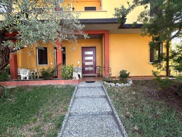 Casa di campagna in vendita di 300 m² in Via Roncalli A 3