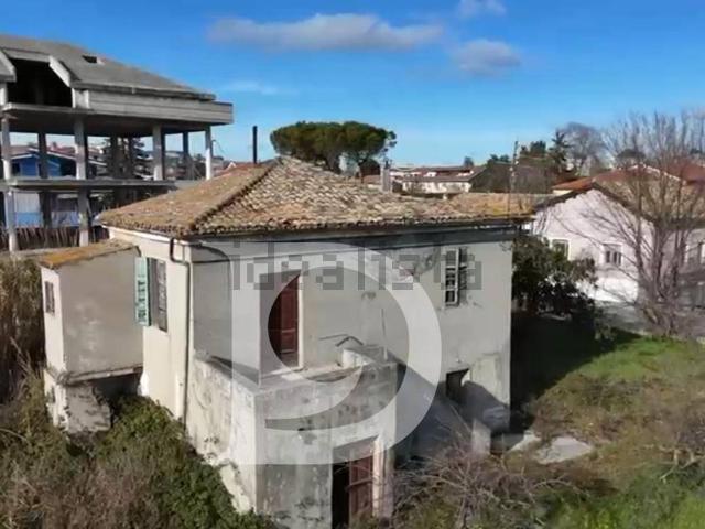 Casa di campagna in vendita di 300 m² in Via Stradonetto