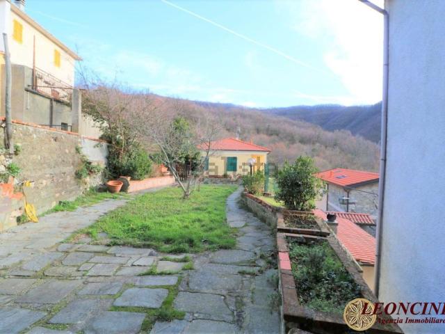 Casa di campagna in vendita di 310 m² in Via Lusignana Vignolo, 44