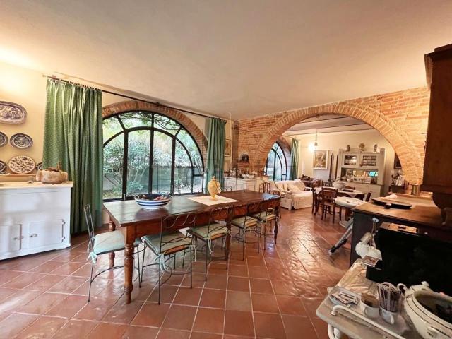 Casa di campagna in vendita di 326 m² in Via di Cortona